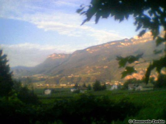 Clicca per immagine full size
 ============== 
Ci mancava Heidi...
26/07/2006, Egna (Bolzano): alla fine della giornata lavorativa un bel paesaggio dei monti.
