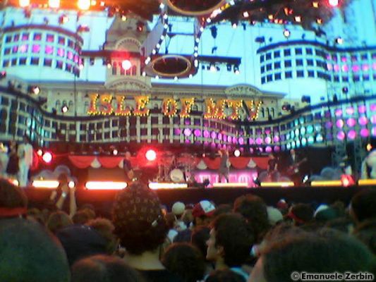 Clicca per immagine full size
 ============== 
Go Garbage Go!
Isle Of MTV 2005: non si nota, ma sul palco c' il mio amore Shirley Manson...
