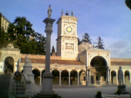 Clicca per immagine full size
 ============== 
Florean e Venturin (che non si vede)
Piazza Libert ad Udine: la mia preferita fin da quand'ero piccolo.
