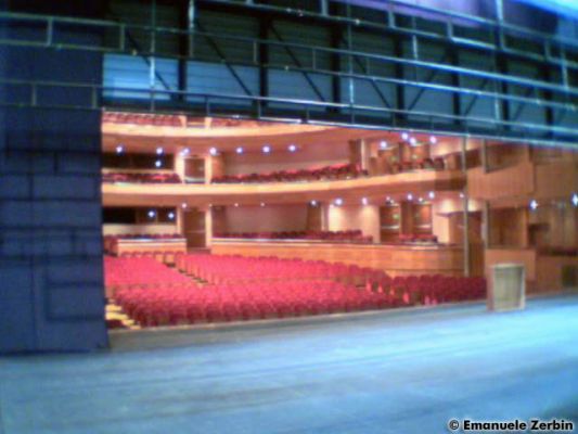 Clicca per immagine full size
 ============== 
Tra palco e realt
Il Teatro Nuovo Giovanni da Udine visto da un lato del palco...
