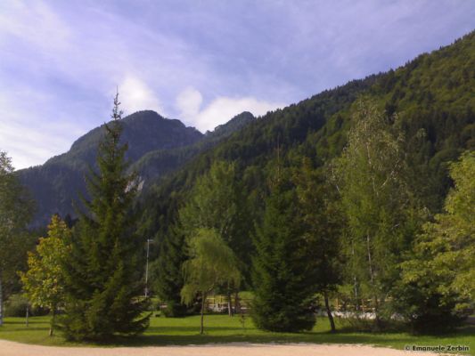 Clicca per immagine full size
 ============== 
Questa foto  stata fatta dallo spiazzo dell'albergo a valle, dal quale si ha una vista magnifica sui monti.
