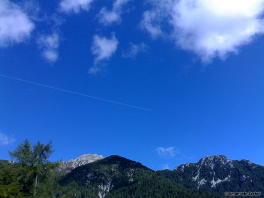 Clicca per immagine full size
 ============== 
Solitario tra le nuvole passa un aereo... 
