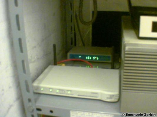 Clicca per immagine full size
 ============== 
Primo piano del router 3Com con switch 4x integrato; dietro si nota lo switch della dorsale.
