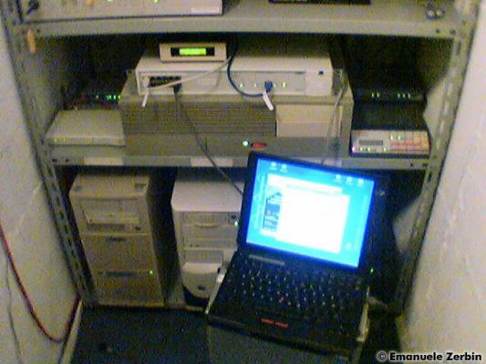 Clicca per immagine full size
 ============== 
Durante la fase di testing finale: il ThinkPad collegato via seriale e via ethernet al nuovo Super Stack 2 Switch 1000.
