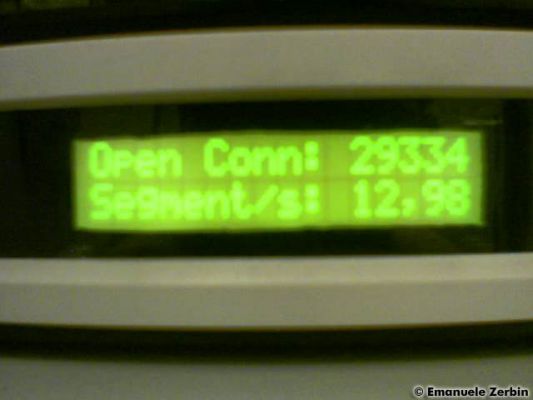 Clicca per immagine full size
 ============== 
Primo piano del display di controllo per blade3.faith.net: la schermata mostra le connessioni aperte ed i segmenti al secondo.
