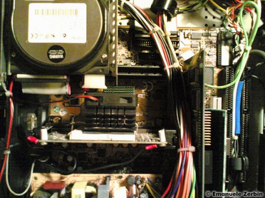 Clicca per immagine full size
 ============== 
Mediacenter
Vista centrale della motherboard: in primo piano il processore ed il suo dissipatore con ventola.
