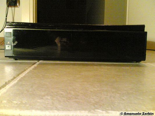 Clicca per immagine full size
 ============== 
Vista frontale del Mediacenter: per un 'tocco in pi' ho usato smalto nero sulla superficie a specchio del pannello.
